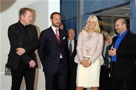 Kronprinsesse Mette-Marit og Kronprins Haakon var til stede da utstillingen «Nordic Models + Common Grounds» åpnet i New York 28.10.2010. Her sammen med Kjetil Trædal Thorsen og Craig Dykers fra Snøhetta. Foto: Tina Buckman