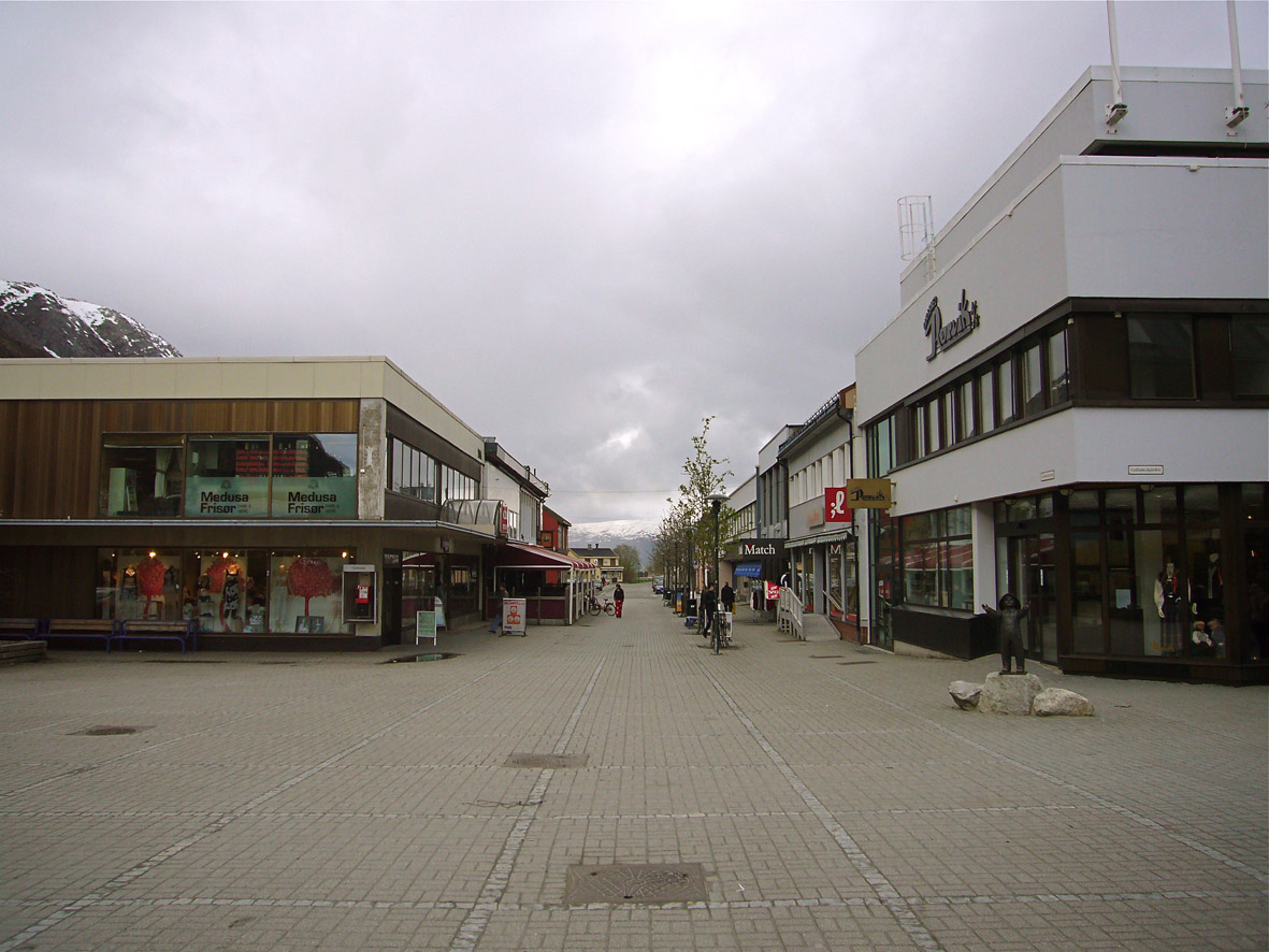 Fra gågata med torget i Mosjøen. Foto: Finn Magnus Rasmussen.