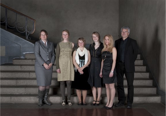 Prisvinnere og prisutdelere (f.v.): Siw Hege Gundersen (Statsbygg), Kristin Fines Ygre, Lene Marie N. Kværness og Lillian Sve Rokseth, Anniken Hustad Tharaldsen og Jan Vidar Monsen (Arkitektbedriftene i Norge). Foto: Synøve Flobak Prisvinnere og prisutdelere (f.v.): Siw Hege Gundersen (Statsbygg), Kristin Fines Ygre, Lene Marie N. Kværness og Lillian Sve Rokseth, Anniken Hustad Tharaldsen og Jan Vidar Monsen (Arkitektbedriftene i Norge). Foto: Synøve Flobak