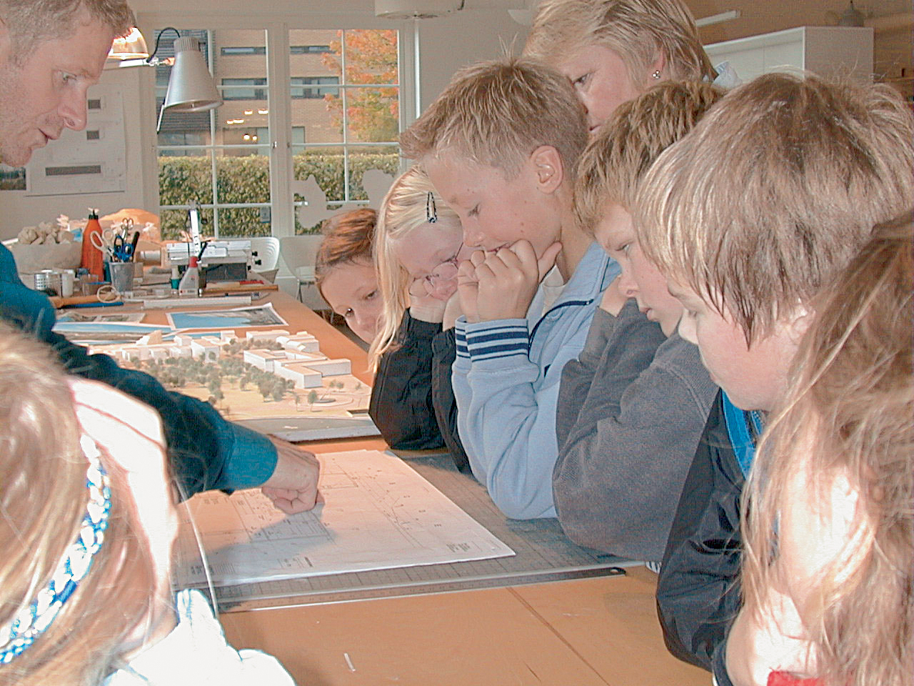 Femteklassingene på besøk hos Lund Hagem på Framnes. Foto: Mette Heimtun.