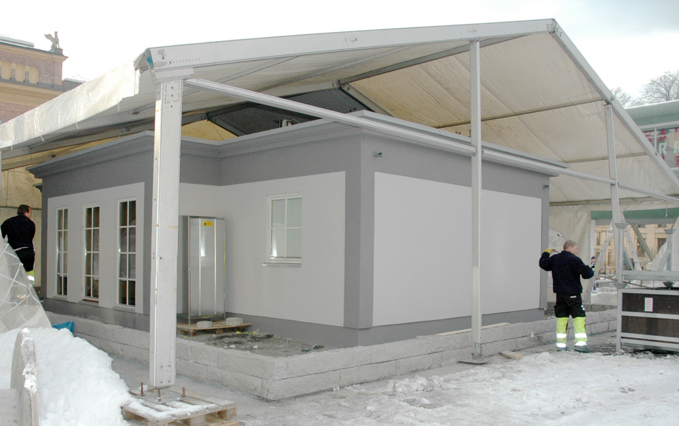 Et dukkehjem pakkes ut. Foto: Olav Ødegården. Et dukkehjem pakkes ut. Foto: Olav Ødegården.