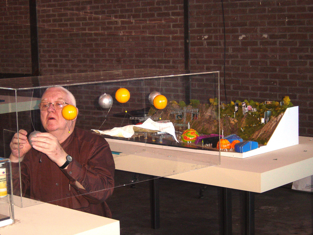 En av de opprinnelige medlemmene, Dennis Crompton, mekker Archigrams modell etter ankomst fra utstilling i Japan.