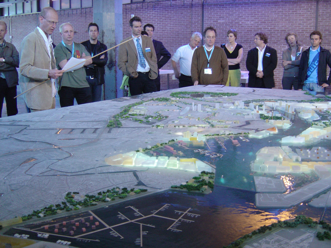 Fascinerende modell av Rotterdam 2035 med en bystruktur som i større grad er integrert med vannet.