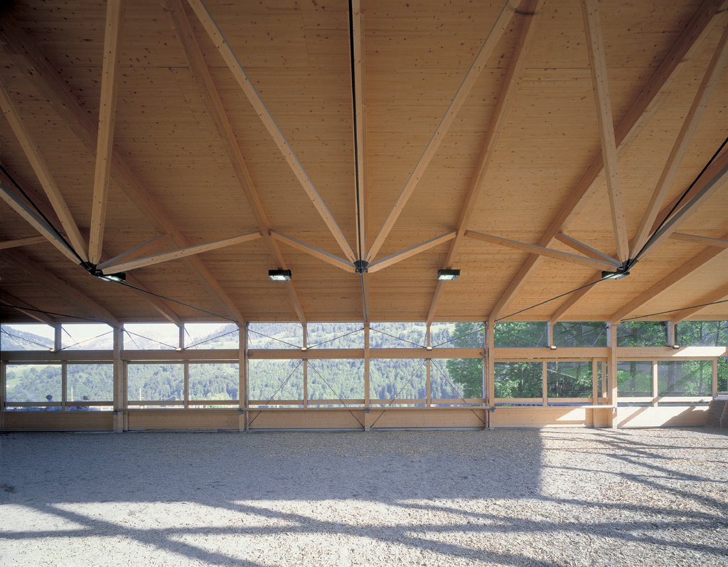 Hermann Kaufmann: Ridehallen Reithalle Propstei, St. Gerold, Vorarlberg, Østerrike.