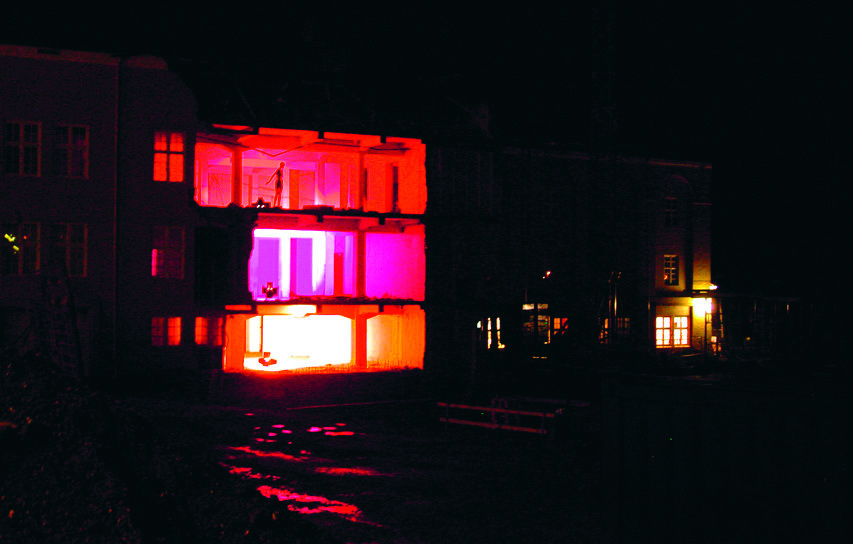 Et prosjekt gjort gjennom en av «Kulturfusjonene» i regi av Atelier Ilsvika. Lyssetting av offentlig rom (2003) i en ombyggingsperiode av lokalene Agraff holder til i. Foto: Agraff AS