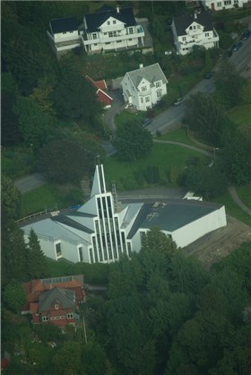Landås kirke av Ola Kielland-Lund. Foto: Wikimedia Commons