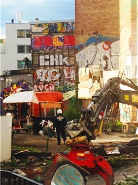 Aksjonistene hadde laget en installasjon i bakgården til Hausmannsgate 42. Det politiet mente var en fallmekanisme i inngangspartiet ment til å skade inntrengere, var i følge Hausmanias talsperson Ole Pedersen en inngangsport laget med litt for lange spikere. Foto: Cecilie Klem Aksjonistene hadde laget en installasjon i bakgården til Hausmannsgate 42. Det politiet mente var en fallmekanisme i inngangspartiet ment til å skade inntrengere, var i følge Hausmanias talsperson Ole Pedersen en inngangsport laget med litt for lange spikere. Foto: Cecilie Klem