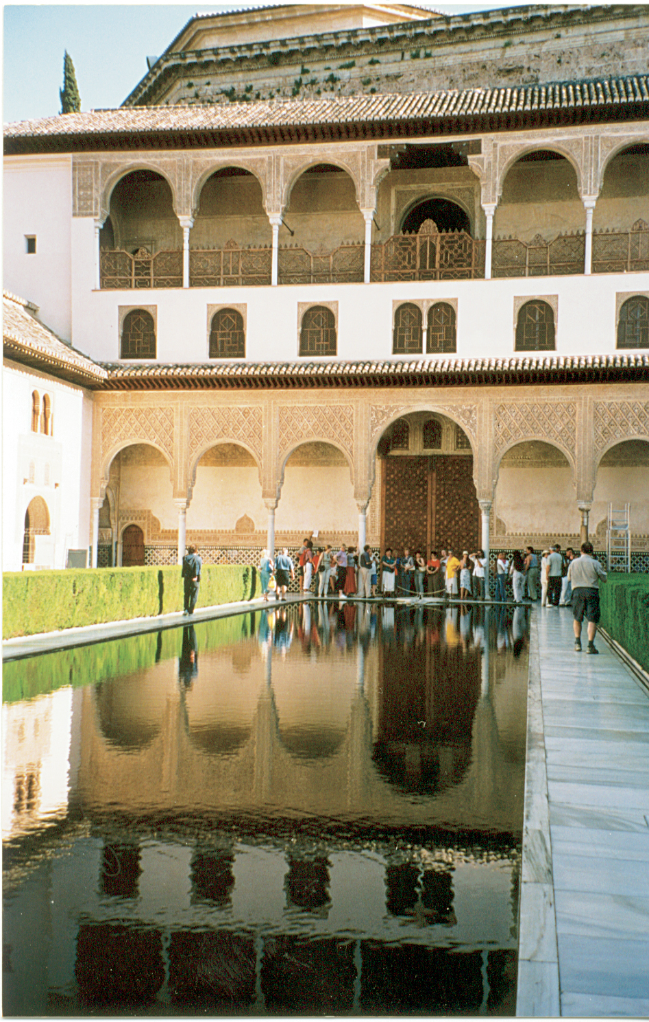 Comarespalasset regnes som en av juvelene i Alhambra. Mange beundrer detaljene og samspillet mellom gårdsrom og byggverk.