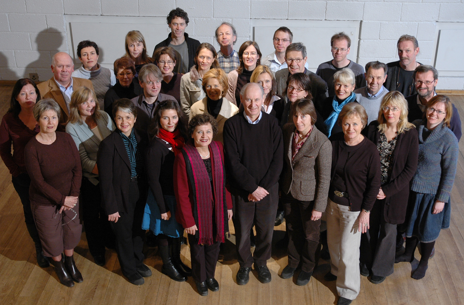 Siste januar med gjengen: Direktøren omgitt av NALs administrasjon og fagavdelinger. 1. rad (f.v.): Karin Magnussen, Reidun Granberg, Pernille Mofjell, Åse westberg, Hans-Henrik Halvorsen, Ragnhild Ølstad, Kari Messel, Anne Pernille Anvik, Bente Sand. 2. rad (f.v.): Anne Plau Hoel, Ingebjørg Semb, Olav Ødegården Randi Fredriksen, Laila Sjøholt, Margrete Maisey, Frid Welde, Sigmund Myrvold, Per Rygh. 3. rad (f.v.): Tom Andrésen, Birgit Rusten, Ellen Nordli, Hanne Eckholm, Anne Mette Raaholt, Ingerid Helsing Almaas, Gaute Baalsrud, Einar Malmquist, Trond Kanstad.
4. rad (f.v.): Guro Aalrust, Stein Stoknes, Kjell Norvin, Hans Martin Momyr. Foto: Jostein Fyhn. Siste januar med gjengen: Direktøren omgitt av NALs administrasjon og fagavdelinger. 1. rad (f.v.): Karin Magnussen, Reidun Granberg, Pernille Mofjell, Åse westberg, Hans-Henrik Halvorsen, Ragnhild Ølstad, Kari Messel, Anne Pernille Anvik, Bente Sand. 2. rad (f.v.): Anne Plau Hoel, Ingebjørg Semb, Olav Ødegården Randi Fredriksen, Laila Sjøholt, Margrete Maisey, Frid Welde, Sigmund Myrvold, Per Rygh. 3. rad (f.v.): Tom Andrésen, Birgit Rusten, Ellen Nordli, Hanne Eckholm, Anne Mette Raaholt, Ingerid Helsing Almaas, Gaute Baalsrud, Einar Malmquist, Trond Kanstad.
4. rad (f.v.): Guro Aalrust, Stein Stoknes, Kjell Norvin, Hans Martin Momyr. Foto: Jostein Fyhn.