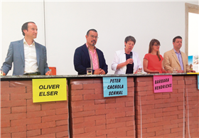 Fra venstre Oliver Elser, Peter Cachola Schmal, Barbara Hendricks, Anna Scheuermann og Doug Saunders åpnet den tyske paviljongen foran murstein og bordplater som nå er i bruk som møblering av utstillingen. FOTO: CECILEIE KLEM Fra venstre Oliver Elser, Peter Cachola Schmal, Barbara Hendricks, Anna Scheuermann og Doug Saunders åpnet den tyske paviljongen foran murstein og bordplater som nå er i bruk som møblering av utstillingen. FOTO: CECILEIE KLEM
