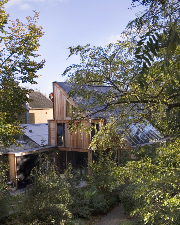 17 Rowe Lane. Arkitekter: Marcus Lee/FLAC, 2005. Enebolig oppført i miljøvennlige materialer. Konstruksjon i tre. Boligen varmes opp med pellets og gjør bruk av innsamlet regnvann. Foto: Kevin Lake.