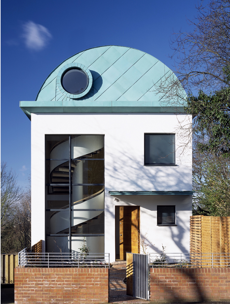 Westminster Academy. Arkitekter: Allford Hall Monaghan Morris, 2007. Et fargerikt og dynamisk studiested for 1175 studenter midt i byen, blant annet med et dramatisk glassoverdekket atrium og bearbeidete uteområder. Foto: Kilian O'Sullivan.