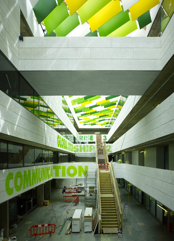Westminster Academy. Arkitekter: Allford Hall Monaghan Morris, 2007. Et fargerikt og dynamisk studiested for 1175 studenter midt i byen, blant annet med et dramatisk glassoverdekket atrium og bearbeidete uteområder. Foto: Kilian O'Sullivan.
