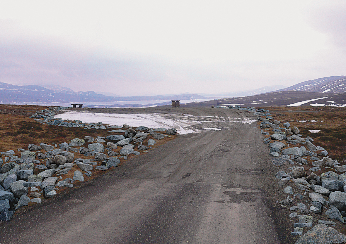 Båtskaret. Del av vinnerprosjekt for små stopplasser på Valdresflya for Statens vegvesen, Turistvegprosjektet 2005. Lie og Øyen arkitekter.