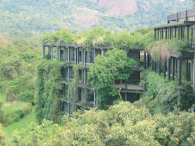 Channa Daswatte, Geoffrey Bawa: Kandalama Hotel, Sri Lanka.