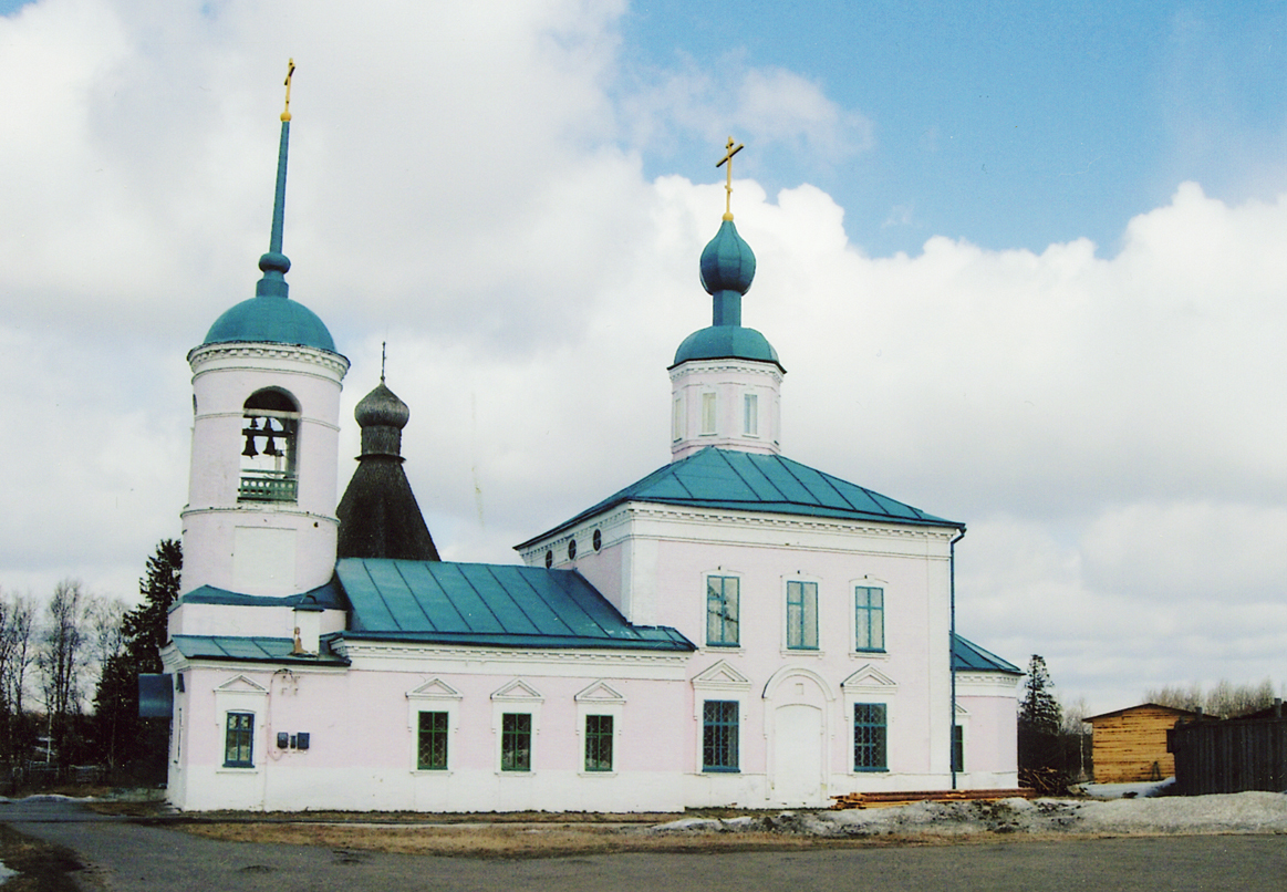 Kirken i Lyavlja er renovert. Legg merke til tårnet fra den gamle trekirken i bakgrunnen. Foto: John Gustavsen. Kirken i Lyavlja er renovert. Legg merke til tårnet fra den gamle trekirken i bakgrunnen. Foto: John Gustavsen.
