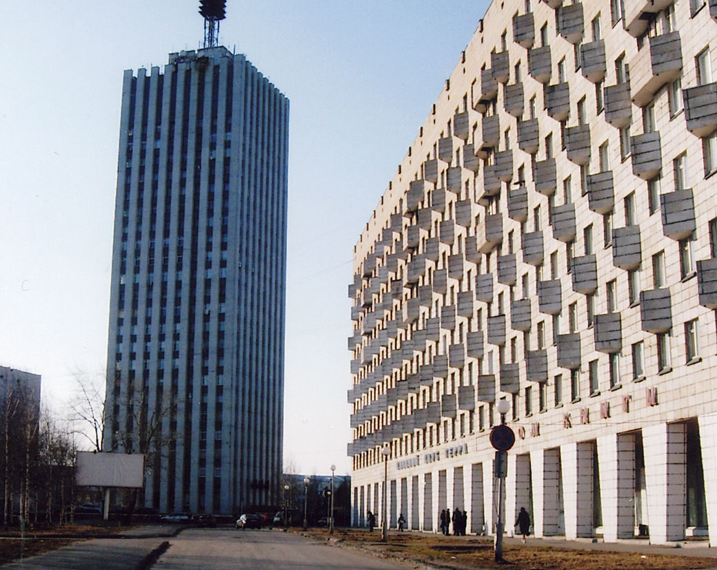 Sentralt i Arkhangelsk, boligblokk og
business-tårn. Foto: John Gustavsen. Sentralt i Arkhangelsk, boligblokk og
business-tårn. Foto: John Gustavsen.