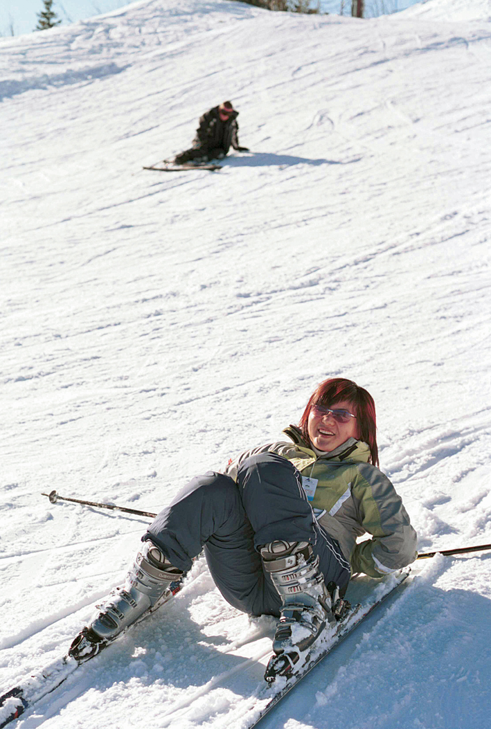Mange har aldri hatt ski på beina før, og låg strødd i bakken den første dagen. Kinesiske Liu Liu Zhang, som studerer i Nottingham, var mørbanka.
