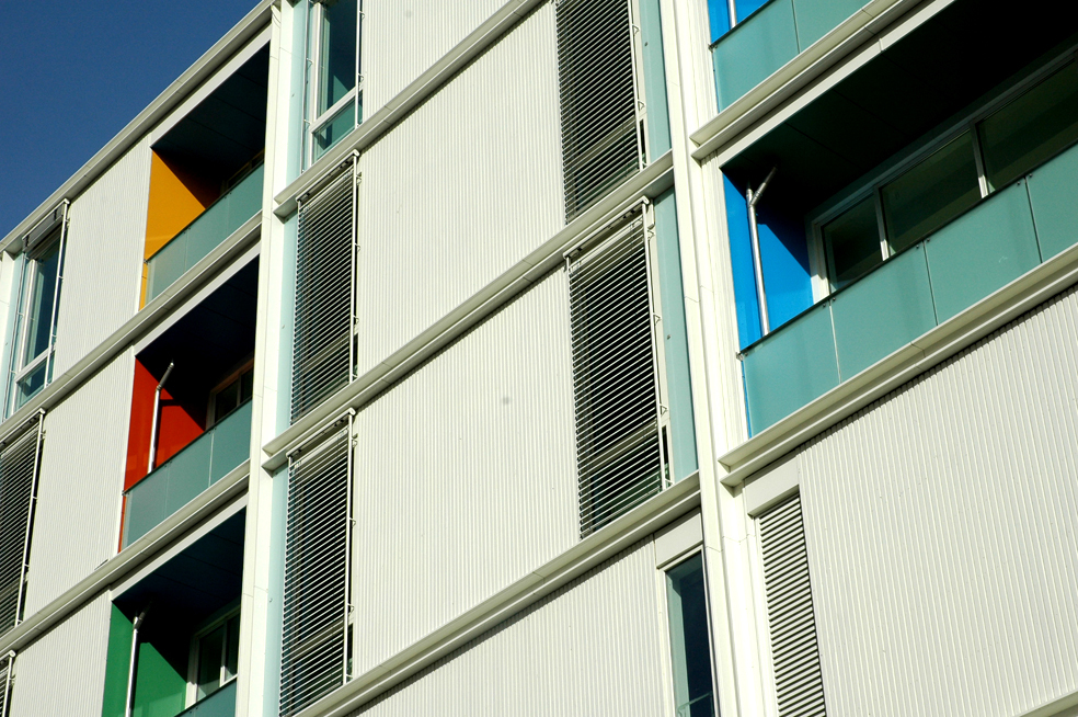 Nevrosenteret, av Frisk Arkitekter AS, er et klinisk bygg med sengeposter. Den humane dimensjonen er søkt uttrykt gjennom bruk av trematerialer og fargede flater. 
Foto: Olav Ødegården.