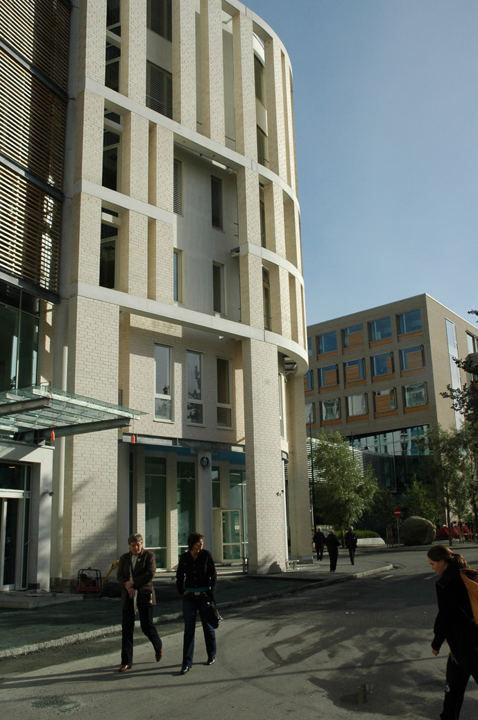 Sykehuset som del av byen, med gater og offentlige byrom. Nevrosenteret ligger ut mot Olav Kyrres plass, med gangbru over Olav Kyrres gate til Kvinne-barn-senteret i bakgrunnen. Foto: Olav Ødegården.