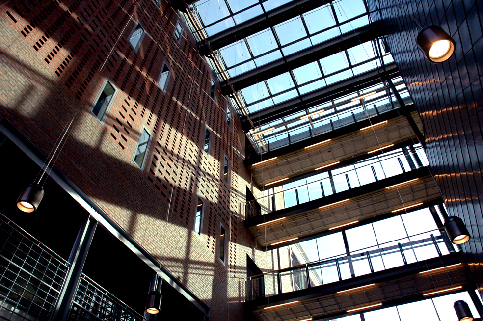 Ulik funksjon, ulik utforming. Laboratoriesenteret av Medplan AS Arkitekter og Madsø & Sveen Sivilarkitekter AS, som huser forskning og undervisning, har en røff utforming med rikelig bruk av stål med referanser til industriarkitektur. Her fra vestibylen. Foto: Olav Ødegården.