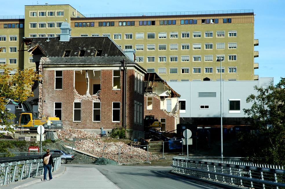 Dette skal vekk. Høyblokka, som har vært sykehusets landemerke på Øya, rives i sin helhet, og Olav Kyrres gate føres fram til brua over Nidelva. Foto: Olav Ødegården.