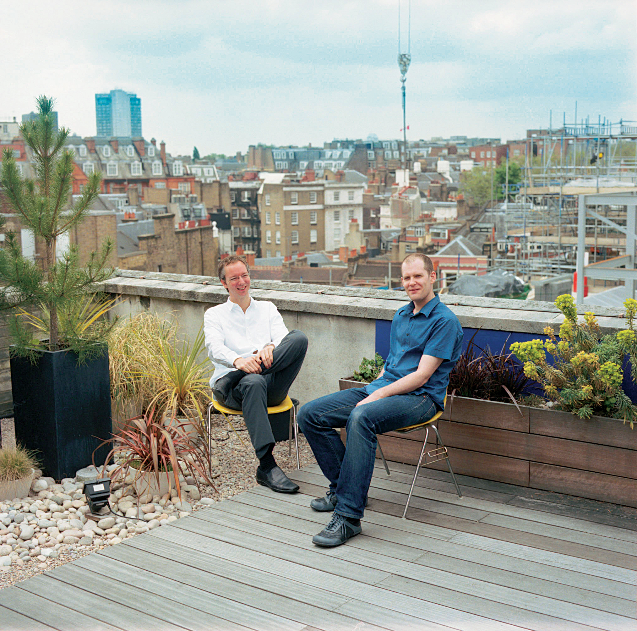 Dynamisk duo: Softroom består av Christopher Bagot (hvit skjorte) og Oliver Salway, og ifølge arkitektprofessor Peter Cook bringer de stil, humor og chutzpah til arkitekturen. De jobber både i det virkelige og det virtuelle rom. (Foto: Charlotte Wiig.) Dynamisk duo: Softroom består av Christopher Bagot (hvit skjorte) og Oliver Salway, og ifølge arkitektprofessor Peter Cook bringer de stil, humor og chutzpah til arkitekturen. De jobber både i det virkelige og det virtuelle rom. (Foto: Charlotte Wiig.)