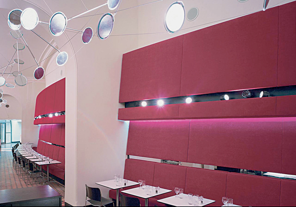 Refleksjoner: Softroom har laget interiøret i Prince Consort Restaurant i Royal Albert Hall. Istedenfor den tradisjonelle lysekronen har de brukt speil som reflekterer lys fra lamper i veggen. (Foto: Joseph Burns.) Refleksjoner: Softroom har laget interiøret i Prince Consort Restaurant i Royal Albert Hall. Istedenfor den tradisjonelle lysekronen har de brukt speil som reflekterer lys fra lamper i veggen. (Foto: Joseph Burns.)