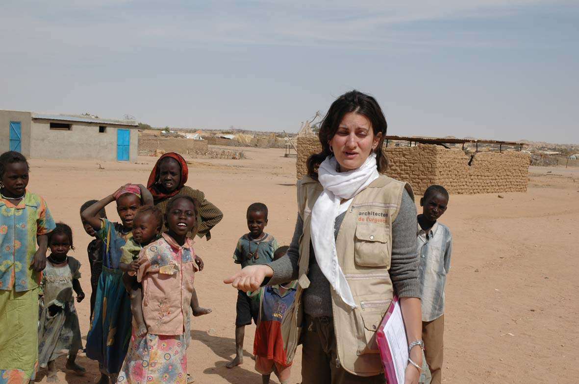  Jeg elsker jobben min. Trass i kummerlige forhold, er det meningsfullt å bidra til at også barn som er på flukt, får gå på skole, sier arkitekt Marianne Potvin. Foto: Åshild Eliassen.