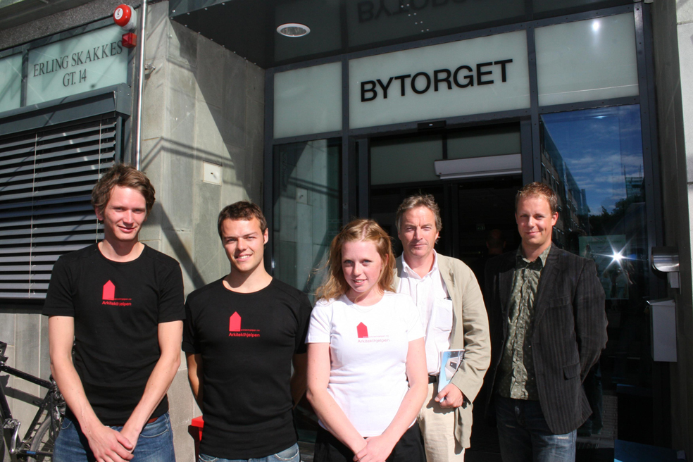 Utenfor Bytorget i Trondheim: Martin Vodde (t.v.), Jarle Mjåtveit og Solvår Nyhavn i Arkitekthjelpen, dekanus Tore I. Haugen og kommunalråd  Geir Waage.