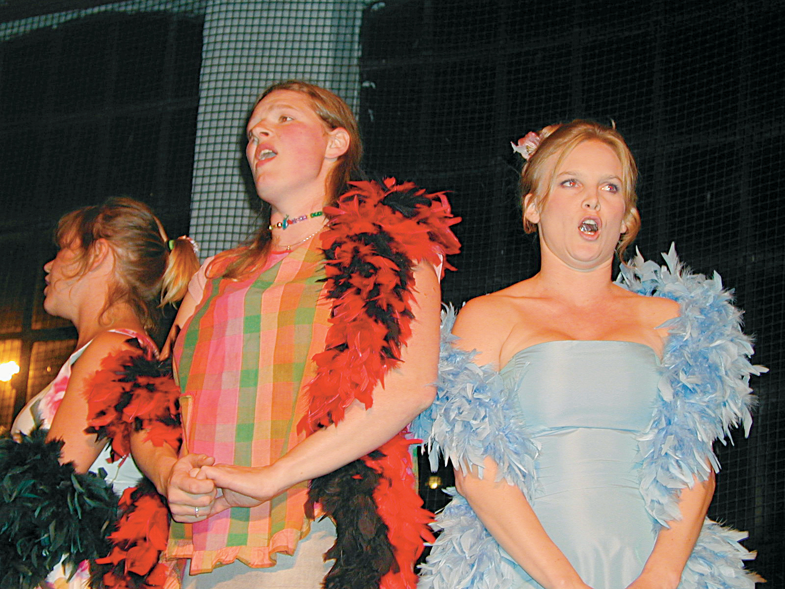 Asfaltprinsessene Elisabeth Topp (t.v.), Camilla Brandt Kippersund og Sarah Jaggi synger russisk på Espern med vekt på diksjonen.