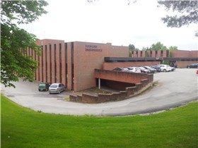 Denne fasaden er verneverdig, mener Rådmannen i Nes. Foto: Nes kommune