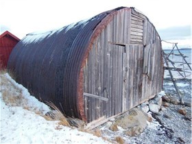 Det var en slik konstruksjon, en Nissenbrakke, som ble oppdaget i et buskas ved sykkelstien på Aronnes. Foto: Finnmark fylkeskommune