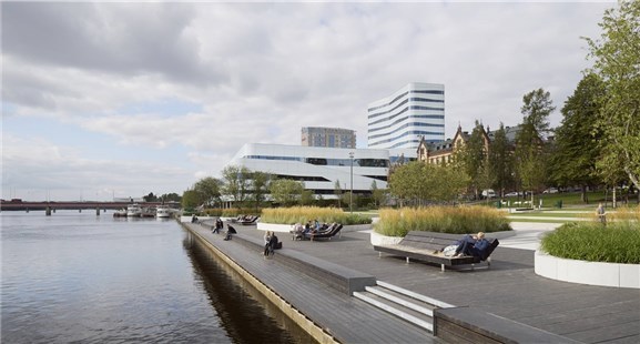 Snøhetta og White arkitekter mottok denne uka Kasper Salin-prisen for kulturhuset Väven i Umeå. Foto: Snøhetta Snøhetta og White arkitekter mottok denne uka Kasper Salin-prisen for kulturhuset Väven i Umeå. Foto: Snøhetta