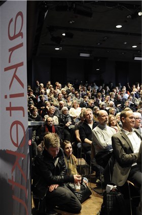 Wergelandsalen i Litteraturhuset var fylt til randen under debattmøtet om arkitektmyten. Foto: Are Carlsen