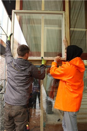 30 arkitektstudenter fra NTNU, Bergen Arkitektskole og Arkitektur- og designhøgskolen i Oslo har jobbet med visningsrommet i Elgeseter gate 28. Her er Eyvind Fasting (t.v.) og Nikolaj Skybakmoen i ferd med å montere et vindu. Foto: Ragnhild Pedersen Foss 30 arkitektstudenter fra NTNU, Bergen Arkitektskole og Arkitektur- og designhøgskolen i Oslo har jobbet med visningsrommet i Elgeseter gate 28. Her er Eyvind Fasting (t.v.) og Nikolaj Skybakmoen i ferd med å montere et vindu. Foto: Ragnhild Pedersen Foss