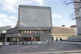 Riksantikvar Jørn Holmes må tåle sviende kritikk fra sine egne etter håndteringe av spørsmålene rundt fredning av Høyblokka og Y-blokka. Foto: Ingebjørg Semb Riksantikvar Jørn Holmes må tåle sviende kritikk fra sine egne etter håndteringe av spørsmålene rundt fredning av Høyblokka og Y-blokka. Foto: Ingebjørg Semb