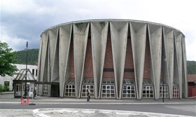 Kongsberg kino er ikke som alle andre kinoer. Nå legger kommunen den ut for salg, etter å ha avviklet driften. Foto: Wikimedia commons Kongsberg kino er ikke som alle andre kinoer. Nå legger kommunen den ut for salg, etter å ha avviklet driften. Foto: Wikimedia commons