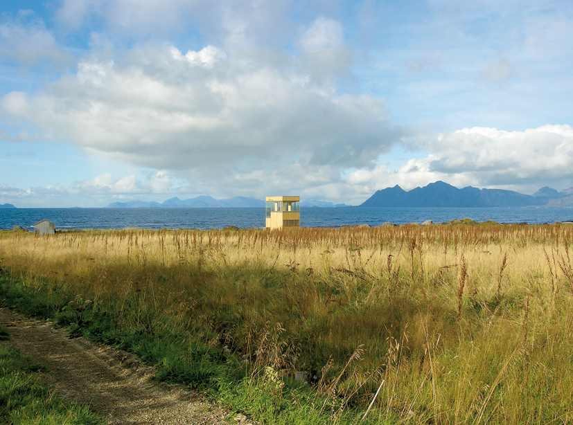 Sykkelhus på Grunnfør i Lofoten, for hvile og mulig klesskift når man er på langfart. Åpnet i juni 2005. Arkitekt: 70o N Arkitektur v/Gisle Løkken. Foto: Steinar Skaar.