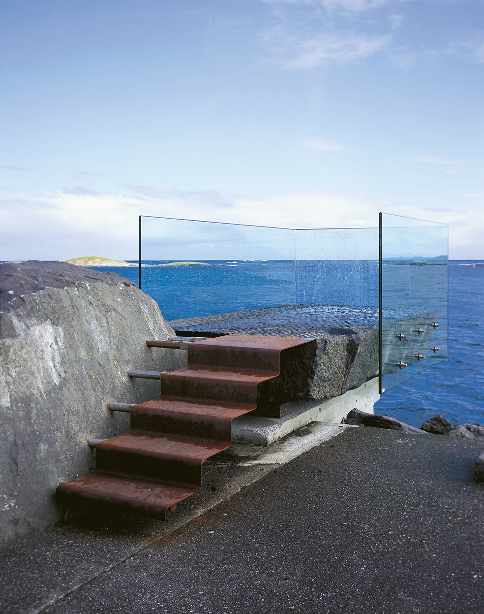 Utsiktspunkt Askvågen langs Atlanterhavs­veien ble åpnet i mai 2005. Arkitekt: 3RW  Jacob Røssvik. Landskapsarkitekt: Smedsvig. Foto: Magne Flemsæter.