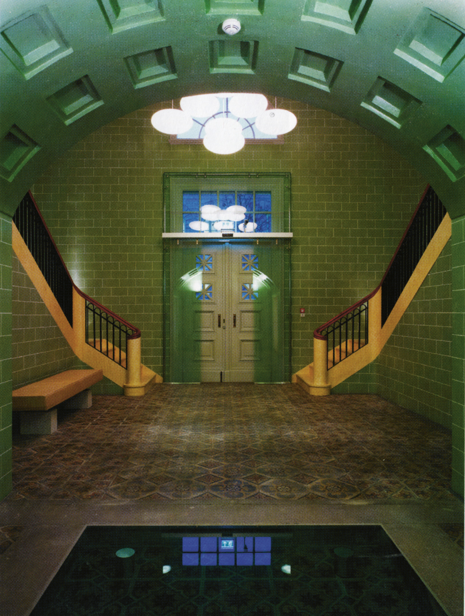 Arkitekturmuseets påkostede, men lite autentiske dobbelttrapp i inngangshallen. Foto: Morten Thorkildsen