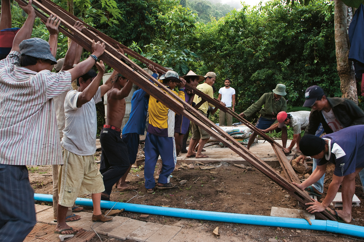 Barnehjemmets første vegg reises med muskelkraft. Om lag 20 arbeidere har jobbet fast for Tyin-gjengen