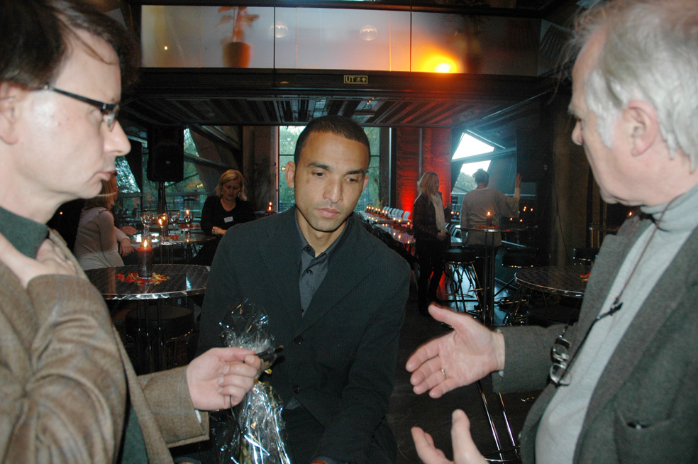 Gary Bates (midten) dobbeltintervjues av Michael Dee (t.v.) og Ingvar Mikkelsen. Foto: Anne Plau Hoel.