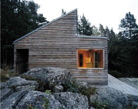 Arkitekt Marianne Borge har tegnet hytta Woody35. Hyttekonsept er basert på arkitektonisk kvalitet og et enklere og mer naturnært hytteliv. Nå skal designet tilpasses masseproduksjon. Foto: Ivan Brodey