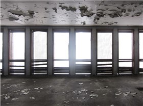 Her var det cellekontorer før bomben smalt. Nå er det et stort rom som kan bli noe nytt. Foto: Mette Svensen