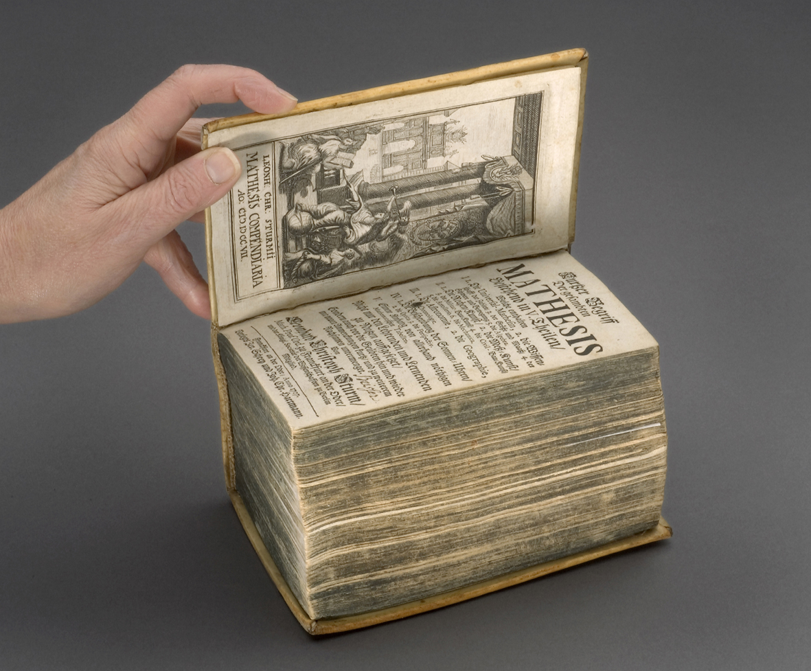 Kurtzer Begriff der gesambten Mathesis bestehend in V. Theilen.  
Leonhard Christoph Sturm. (© Canadian Centre for Architecture, Montréal. Foto: Michel Boulet. Franckfurt an der Oder, Verlegts Jer. Schrey und Joh.
Chr. Hartmann, 1707.