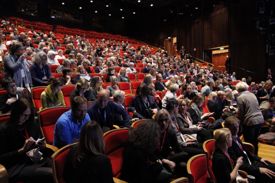Drøyt 400 Arkitekturdag-deltakere fylte i dag hovedsalen på Det norske teatret i Oslo. Foto: Ingebjørg Semb Drøyt 400 Arkitekturdag-deltakere fylte i dag hovedsalen på Det norske teatret i Oslo. Foto: Ingebjørg Semb