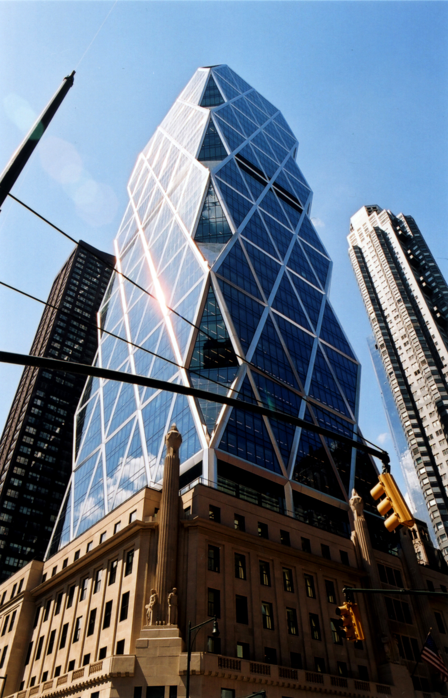 En av New Yorks nyeste skyskrapere, Hearst-bygningen, er tegnet av Norman Foster. Foto: Are Carlsen.