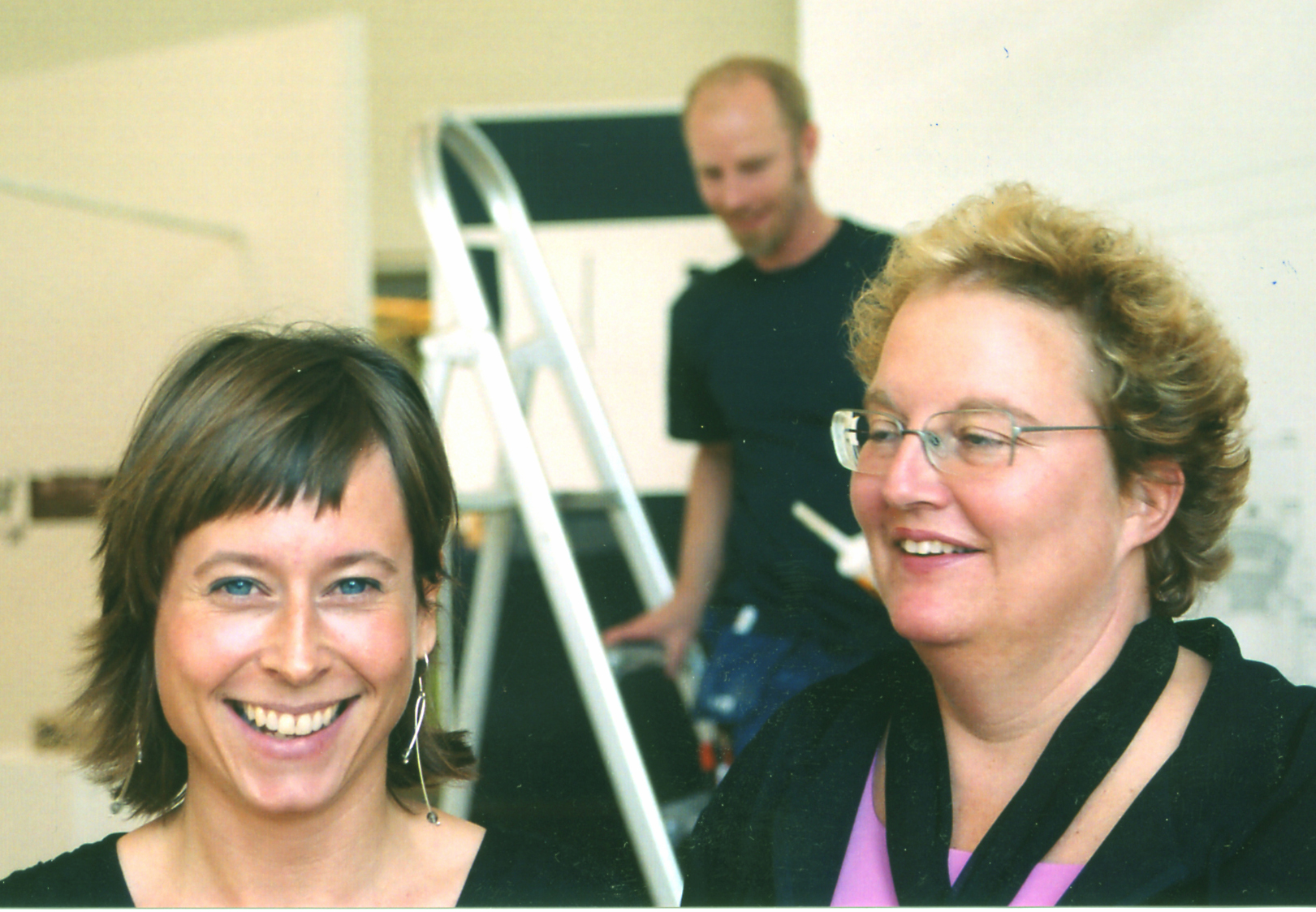 Arkitekturmuseets Annelie Kurttilla (t.v.) og Bitte Nygren (t.h.) er svært fornøyd med utstillingen. (Foto: Odd Iglebæk.)