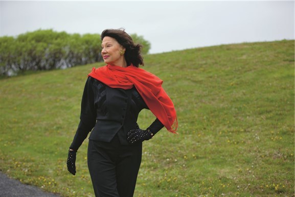 Da hun entret den politiske arenaen og fagbevegelsen på 1980-tallet, var det få rundt henne som hadde lange skjørt og sportsbil. Da hun entret den politiske arenaen og fagbevegelsen på 1980-tallet, var det få rundt henne som hadde lange skjørt og sportsbil.